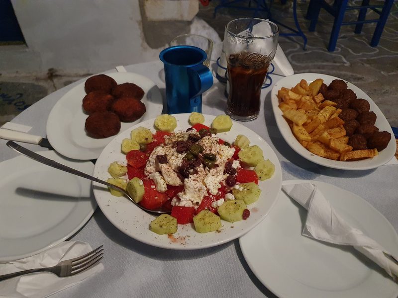 A simple meal in Kimolos